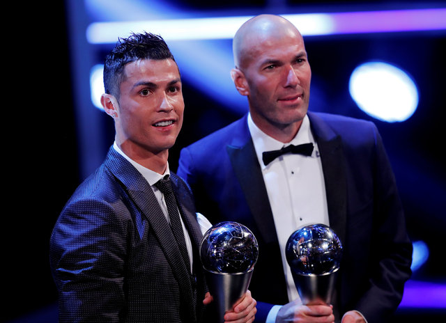 FIFA yılın ödülleri belli oldu | Cristiano Ronaldo en iyi futbolcu seçildi | Cristiano Ronaldo 5. kez ballon d'Or aldı - Lionel Messi gecedeydi