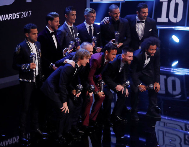 FIFA yılın ödülleri belli oldu | Cristiano Ronaldo en iyi futbolcu seçildi | Cristiano Ronaldo 5. kez ballon d'Or aldı - Lionel Messi gecedeydi