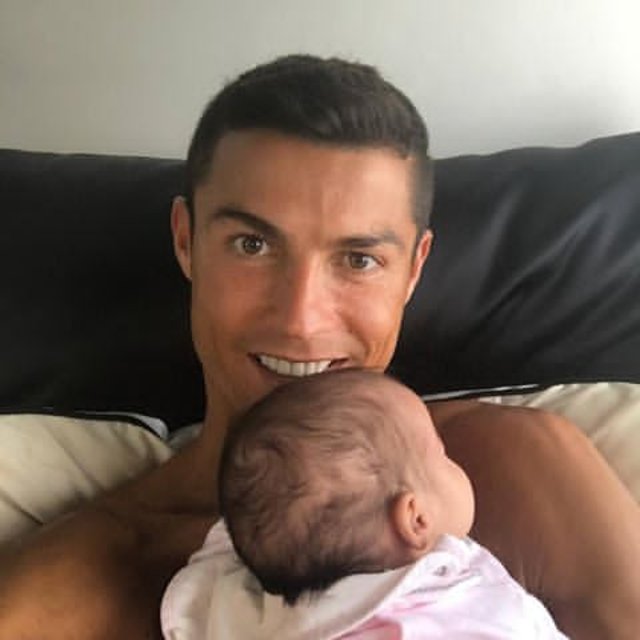 Cristiano Ronaldo, 3’ü taşıyıcı anneden 4 çocuk babası oldu