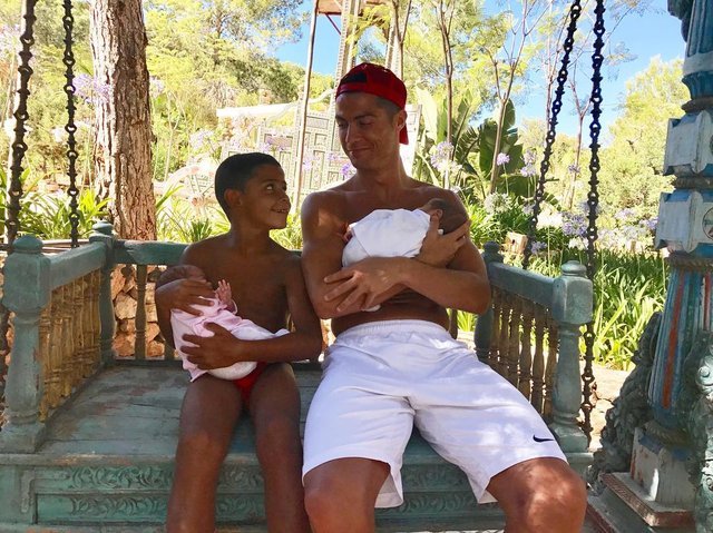 Cristiano Ronaldo, 3’ü taşıyıcı anneden 4 çocuk babası oldu