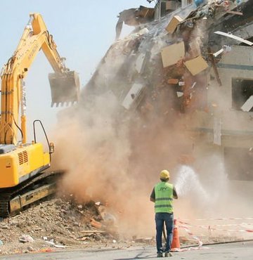 Kentsel dönüşüm sürecinde mahalleleri basan toz birçok hastalığa sebep olabiliyor. Uzmanlar, tozun zararlarını sıraladıktan sonra alınabilecek önlemleri anlatıyor 