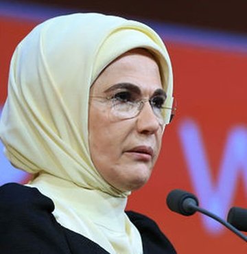 Emine Erdoğan, "Sezaryen, bir talep konusu değil, zorunluluk gereği olmalıdır. Doğal doğumu desteklemek, modern tıbbı reddetmek ve karşısında olmak gibi düşünülmemelidir. Çünkü gebelik ve doğum eylemi bir hastalık değil, bedenin doğal, normal ve sağlıklı bir fonksiyonudur" dedi