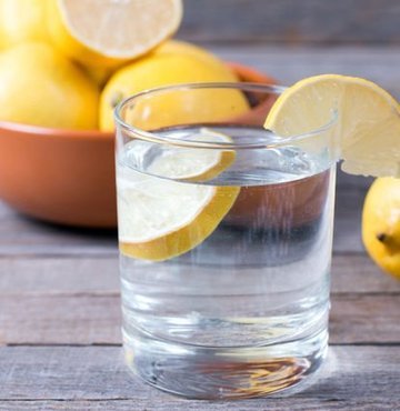 Limonlu suyun faydaları nelerdir? Limonlu su içmek zayıflatır mı? Limonlu su boğaz ağrısını önler mi? Limonlu su kabızlığı önler, limonlu su stresi azaltır... İşte limonlu suyun faydaları...