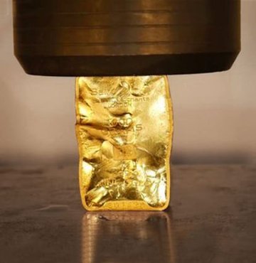 40 bin dolarlık altın külçesini pres makinesiyle ezdi