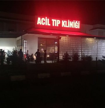 Sağlık Bakanlığı, acil servislerdeki sorunlara anında müdahale etmek için “Kırmızı Işık” projesi başlattı. Tüm acil servislere, 24 saat izlemek için kamera ve çağrı alma sistemi kuruluyor