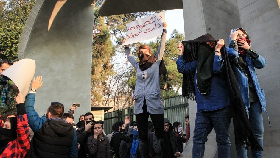 İran'daki protestolarda iki kişi daha hayatını kaybetti!