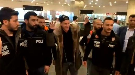 Beşiktaşın yeni transferi Vida İstanbula geldi 11