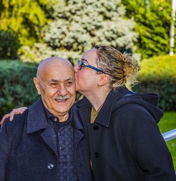 Gözlerinden yaş getirten bacak ağrıları oluyordu 74 yaşındaki Sönmez’in. Gittikleri hekimler kah yorgunluğa kah romatizma ya da varise yordular. Oysa bacak damarı yok olmuştu! Kardiyoloji Uzmanı Yrd. Doç. Dr. Selçuk Görmez, dünyada ve ülkemizde çok nadir yapılan dizden kalbe doğru uzanan yöntemle tedavi etti Sönmez’i… İşte çarpıcı operasyonun ayrıntıları…