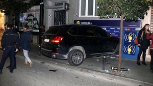 Şişli'de, vale direksiyon başında epilepsi krizi geçirdi ciple telefon bayisine daldı