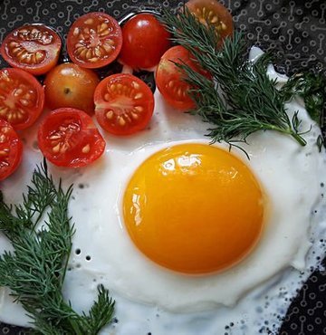 Prof. Dr. Özkağnıcı, "Yumurta tüketmek göz sağlığına iyi geliyor. Büyüme çağındaki çocuklar ile yetişkinler, ortaya çıkabilecek göz hastalıklarını önlemek için günde en az bir yumurta tüketmelidir" dedi