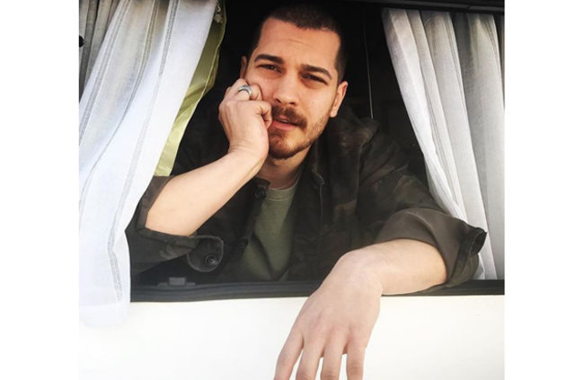 Çağatay Ulusoy eski aşkı Serenay Sarıkaya'nın fotoğrafını beğendi - Magazin haberleri