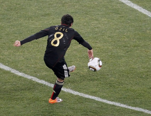 Mesut Özil’in hayatı kitap oldu! 18