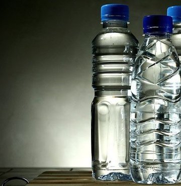 9 Ülkeden 11 farklı su markasının 250 plastik su şişesinde yapılan incelemede insan saçından daha kalın 10 plastik parçası bulunması Dünya Sağlık Örgütü’nü (DSÖ) harekete geçirdi