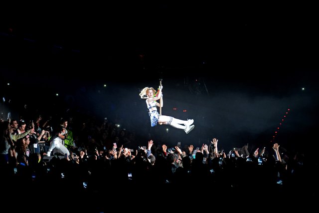 Aleyna Tilki sahneye uçarak girdi! - Magazin haberleri