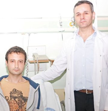 10 yıldır hastalıkla boğuşan Ufuk Emniyetli, Doç. Dr. Ozan Usluer’e başvurdu.  Emniyetli, yüz ve ellerindeki aşırı terlemeden geçirdiği ameliyatla kurtuldu