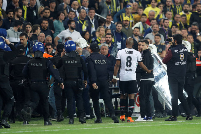Fenerbahçe - Beşiktaş derbisinde olaylar çıktı (Olaylardan görüntüler) Şenol Güneş'in başı yarıldı