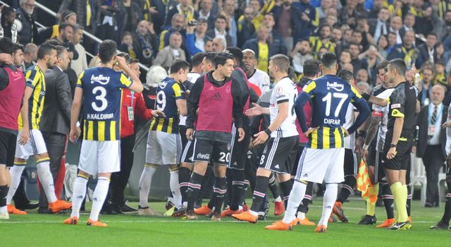 Fenerbahçe - Beşiktaş derbisinde olaylar çıktı (Olaylardan görüntüler) Şenol Güneş'in başı yarıldı