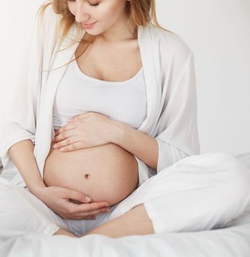 Anne adaylarının en çok merak ettiği sorular; doğum ne zaman ve nasıl başlar? Op. Dr. Zahide Küçük, sürecin annenin düzenli kasılmalarının başlamasıyla birlikte başlayıp, rahim ağzında açılmayla devam ettiğini söyledi