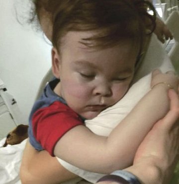 İngiltere ve İtalya, 23 aylık Alfie Evans için karşı karşıya geldi. İngiltere’de hastane Alfie bebeğin iyileşme ümidi kalmadığı gerekçesiyle fişinin çekilmesine karar verirken İtalya bebeğe vatandaşlık verdi ve tedavisini üstlendiklerini belirtti