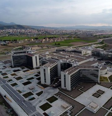 Şehir Hastaneleri Projesi kapsamında, şu ana kadar hizmete girenler arasında en büyüğü olma özelliğine sahip Kayseri Şehir Hastanesi açılış için gün sayıyor. Bölge hastanesi görevi üstlenecek Kayseri Şehir Hastanesi, 4 ana hastane binası ile fizik tedavi ve adli tıp birimlerinden oluşuyor