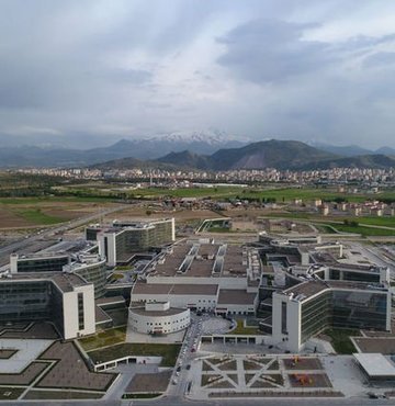 Çevre ve Şehircilik Bakanı Mehmet Özhaseki, "Kayseri Şehir Hastanemizin de açılışını yaptık. Emin olun bu güzellikte bir devlet hastanesi hiçbir yerde yok. 5 yıldızlı oteller kadar lüks" dedi