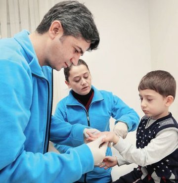 Çocuk Enfeksiyon Hastalıkları Bölümü’nden Prof Dr. Ateş Kara, okullarda sıklıkla görülmeye başlayan el-ayak-ağız hastalığında ciddi bir artış olduğunu belirtti