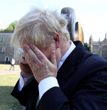 Boris Johnson'a 18 dakika telefon şakası