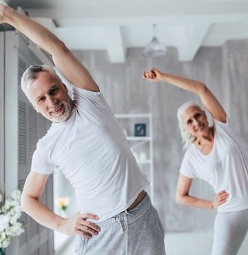 Parkinson hastaları için egzersizin neden önemli olduğu ve ne tür egzersizler yapmaları gerektiği konusunda bilgiler veren Yrd. Doç. Dr. Gamze Şenbursa, "Haftada en az 2,5 saat egzersiz, parkinson hastalarının, hareketlilik ve yaşam kalitesini yükseltiyor. Egzersiz, parkinson hastalarını sadece fiziksel olarak etkilemez. Zihinsel gelişimlerine de katkı sağlar. Yorgunluk, ruh hali, uyku problemleri ve zihinsel sağlık semptomlarının hafifletilmesine yardımcı olur" açıklamasında bulundu