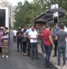 Alemdar-Kad�k�y seferi yapan otob�s�n i�erisinde bulunan 2 �ah�s, bir kad�n yolcuyu taciz etti. Kad�n�n tepkisi �zerine di�er yolcular da 2 �ahsa m�dahale ederek, otob�sten a�a�� indirmek istedi. Bu esnada ��kan arbedede 2 �ah�s yanlar�nda ta��d�klar� b��ak ve tornavidayla bir yolcuyu yaralad�