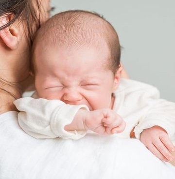 Uzm. Dr. Ali Tunç, bebek ve çocuklarda özellikle yaz mevsimlerinde daha da artış gösteren ishale dikkat çekerek uyarılarda bulundu. İshale bağlı çocuk ve bebek ölümlerinin, enfeksiyonlara bağlı ölümler arasında ilk üç sırada yer aldığını söyleyen Uzm. Dr. Tunç, "Bütün koruyucu tıp önlemlerine rağmen, ishale bağlı her yıl 2 milyondan fazla ölüm oluşmaktadır. Bu ölümlerin çoğunluğu 5 yaş altı çocuklardır" dedi