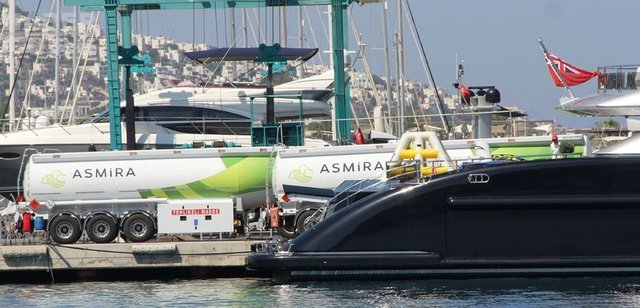 Lüks yatıyla Bodrum'a geldi! Tanker tanker yakıt, kamyon dolusu yiyecek aldı