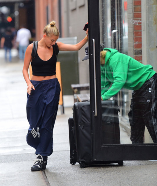 Justin Bieber, Hailey Baldwin’in bavullarını taşıdı - Magazin haberleri