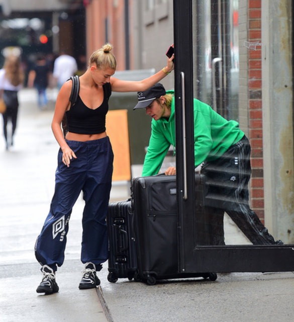 Justin Bieber, Hailey Baldwin’in bavullarını taşıdı - Magazin haberleri