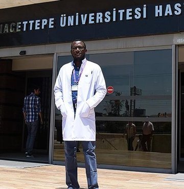 12 yıl önce tıp eğitimi alıp doktor olma hayaliyle Türkiye’ye gelen Gambiyalı doktor Muhammed Jaiteh, mezun olduğu üniversitenin hastanesinde 3 yıldır hastalara şifa dağıtıyor