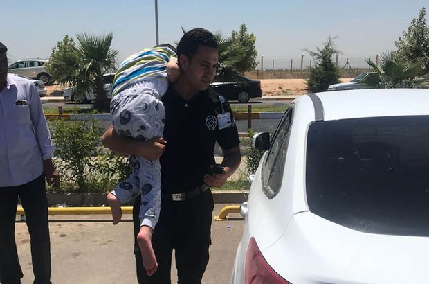 Kapıyı güçlükle açıp küçük çocuğu kurtardılar