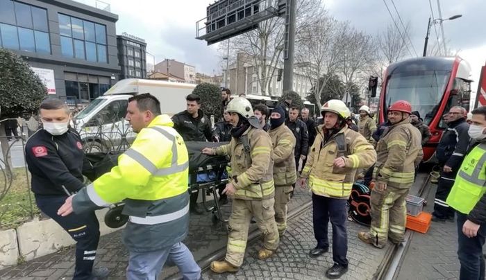 Stanbul Da Tramvay N Alt Nda Kalan Ki I Ld Son Dakika Haberleri