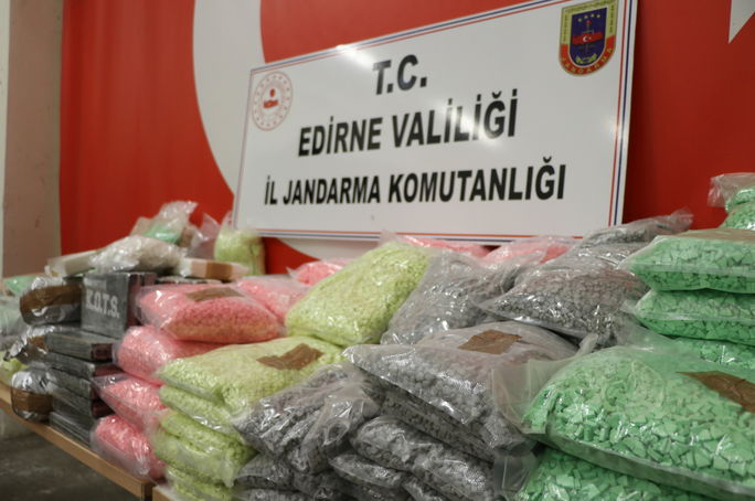 Bakan Soylu Duyurdu Edirne De Bir TIR Da 35 Kilogram Kokain Ile 460