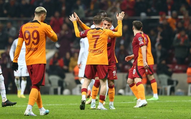 Galatasaray ın rekor gecesi Okan Buruk tarihe geçti Galatasaray