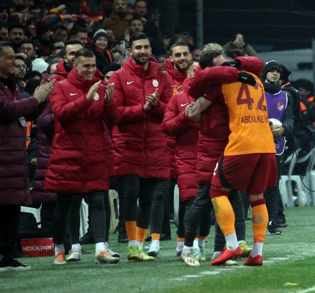 Galatasaray ın rekor gecesi Okan Buruk tarihe geçti Galatasaray