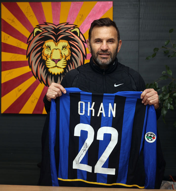 Okan Buruk Galatasaray ve Inter formalarını depremzedeler için