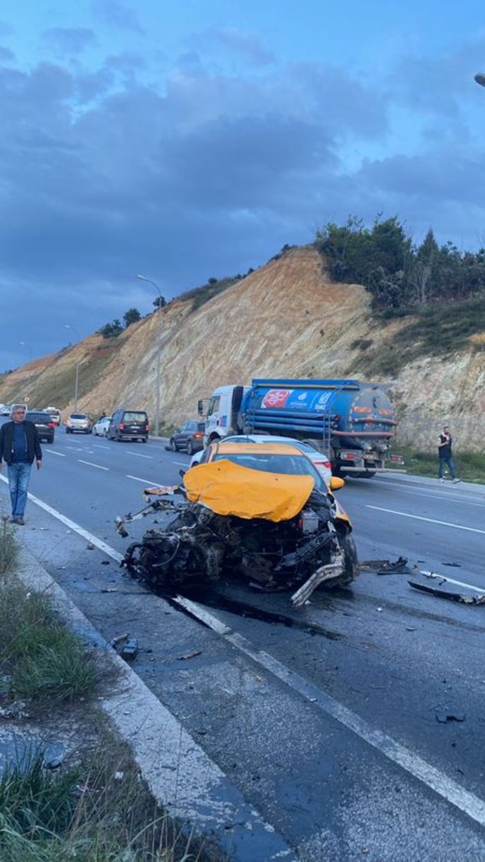 Arnavutköy de karşı şeride geçen otomobil 2 araca çarptı 1 yaralı