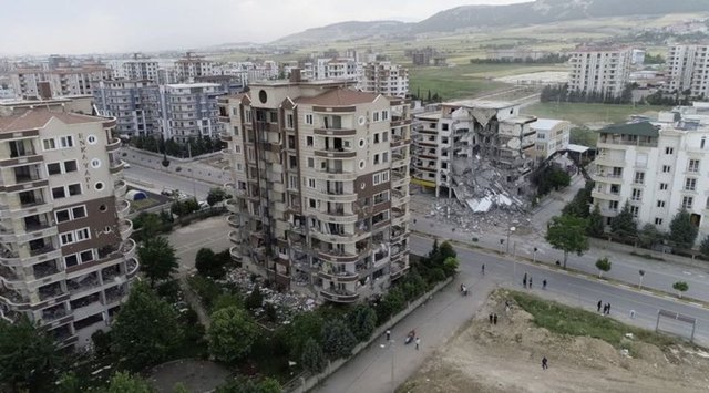 Adıyaman da depremden etkilenerek ağır hasar alan binaların yıkımı