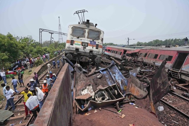 Hindistan da son 20 yılın en büyük tren kazası Ölümcül tren kazasında