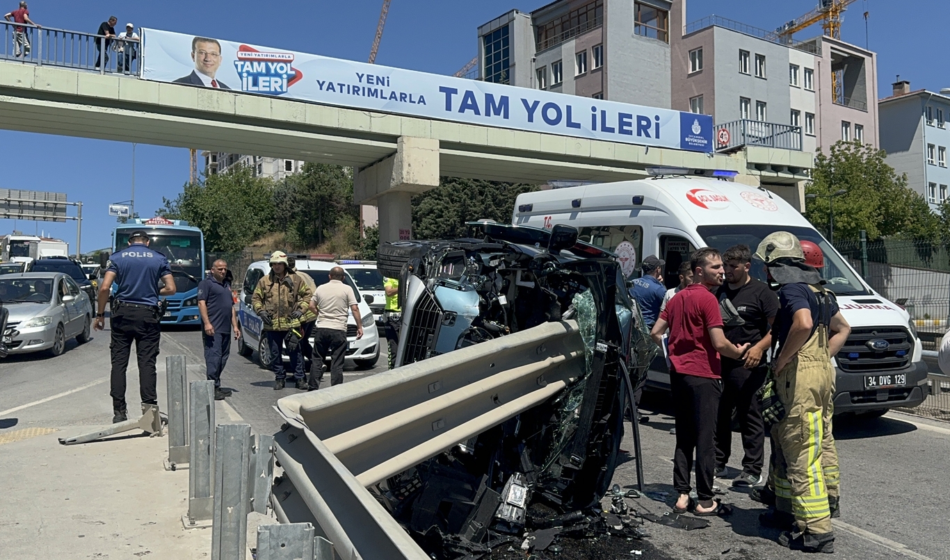 Pendik te feci kaza Ok gibi saplandı Son dakika haberleri