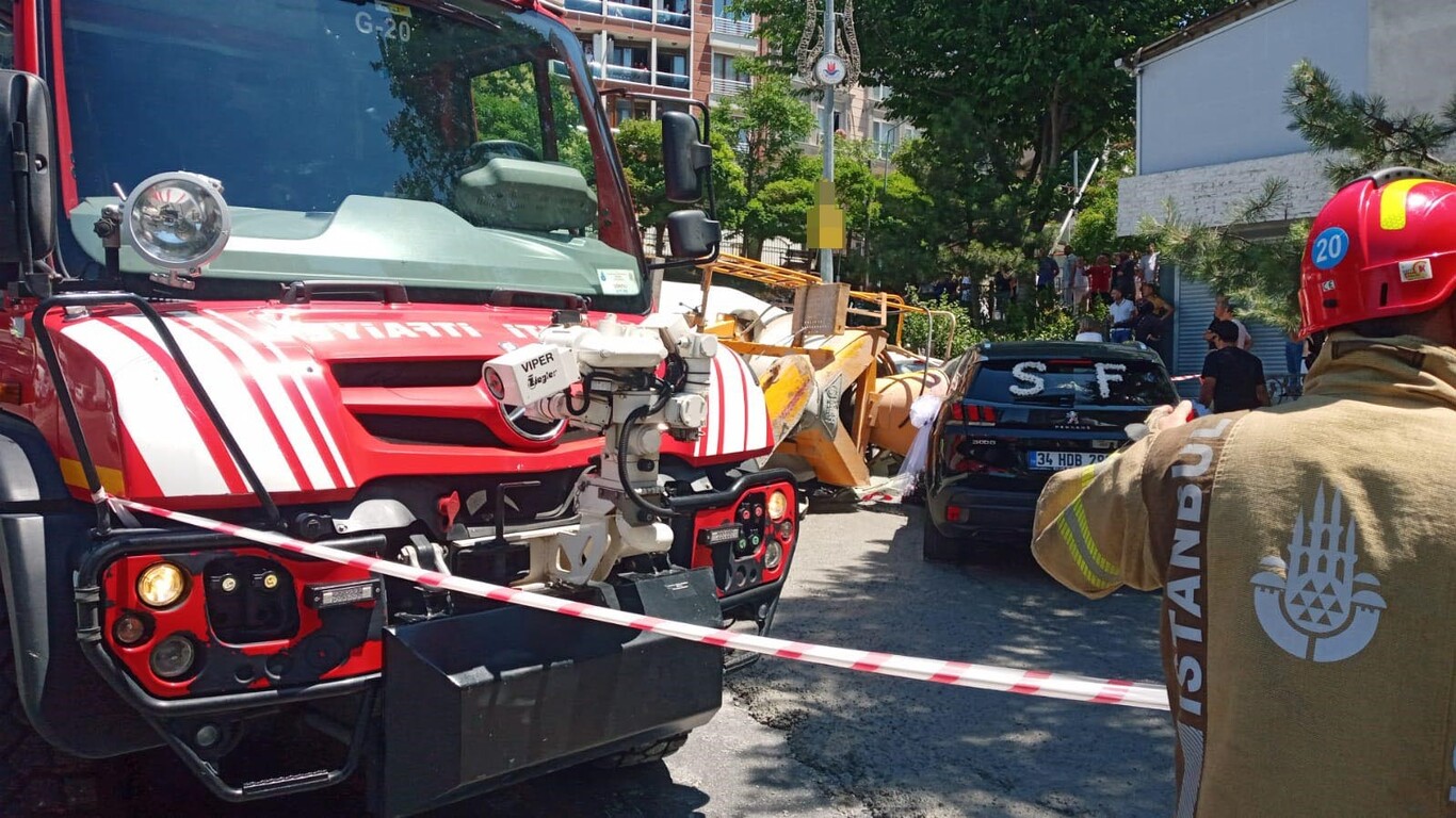 İstanbul da beton mikseri faciası Gelin arabasının üzerine devrildi