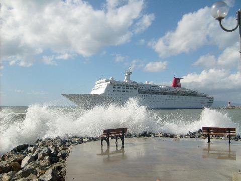 Kuşadası'nda gemi karaya oturdu