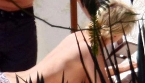Seksi yıldız üstsüz yakalandı