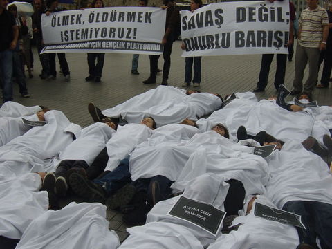 Ölümlere kefenli protesto