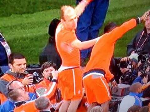 Robben'in şortunu indirdiler!