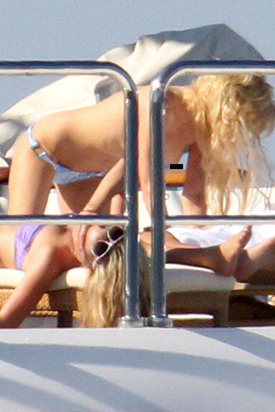 Paris Hilton'un üstsüz isyanı